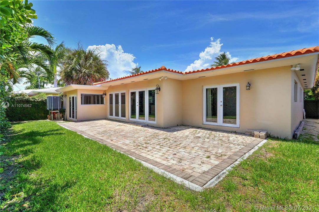 Recently Sold: $1,149,000 (3 beds, 3 baths, 2235 Square Feet)