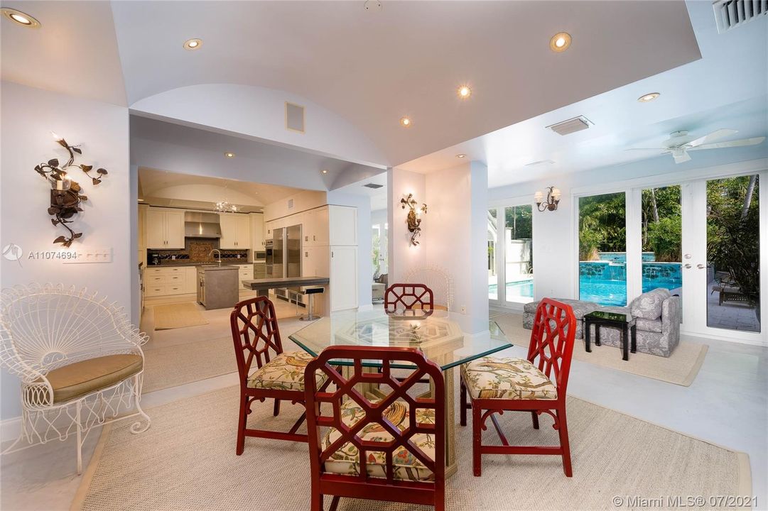 Recently Sold: $2,750,000 (6 beds, 5 baths, 4137 Square Feet)