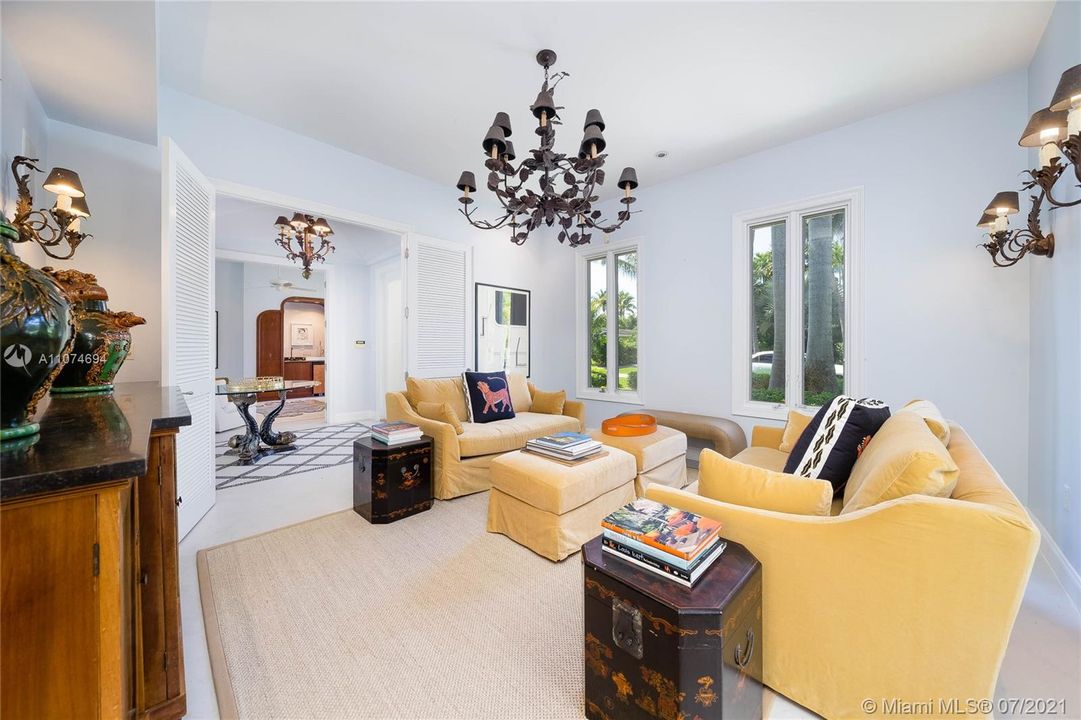 Recently Sold: $2,750,000 (6 beds, 5 baths, 4137 Square Feet)