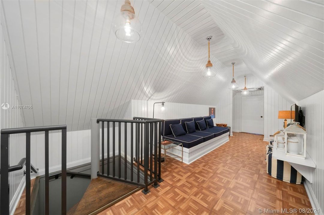 最近售出: $4,500,000 (4 贝兹, 4 浴室, 4731 平方英尺)