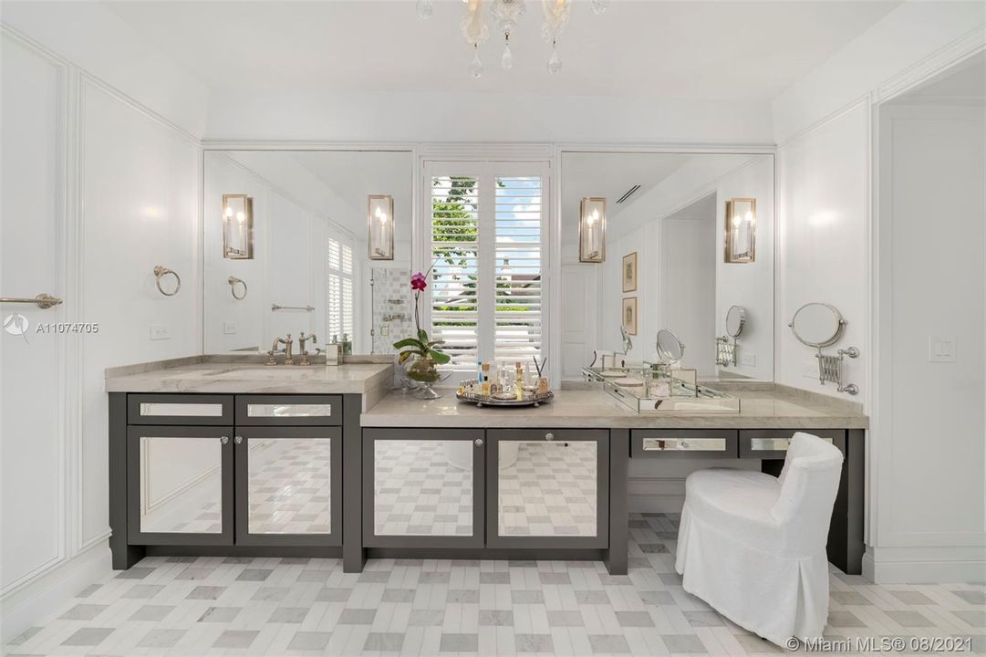 最近售出: $4,500,000 (4 贝兹, 4 浴室, 4731 平方英尺)