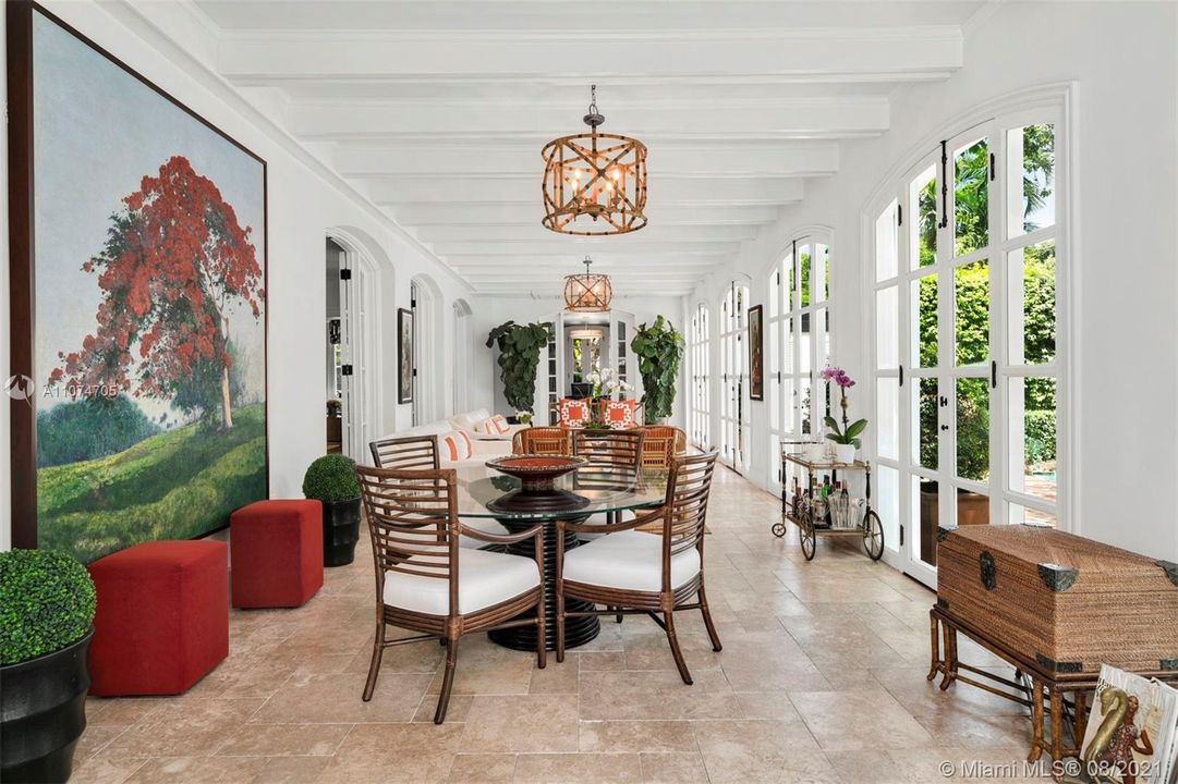 最近售出: $4,500,000 (4 贝兹, 4 浴室, 4731 平方英尺)