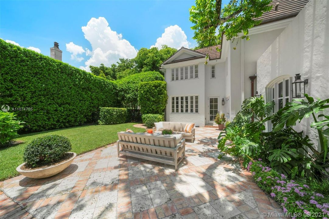 最近售出: $4,500,000 (4 贝兹, 4 浴室, 4731 平方英尺)