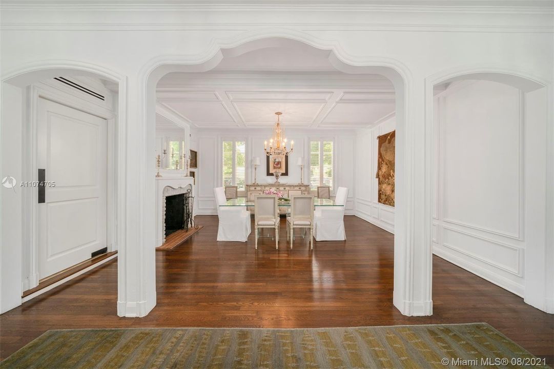 最近售出: $4,500,000 (4 贝兹, 4 浴室, 4731 平方英尺)