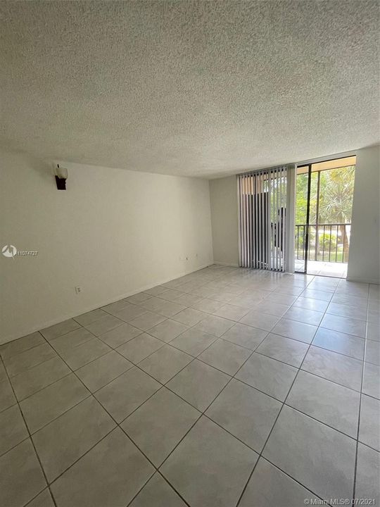Recently Rented: $1,295 (1 beds, 1 baths, 705 Square Feet)