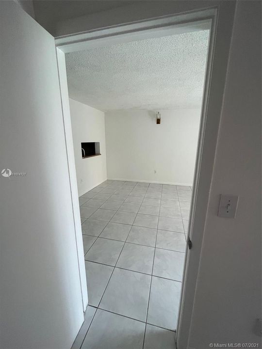 Recently Rented: $1,295 (1 beds, 1 baths, 705 Square Feet)