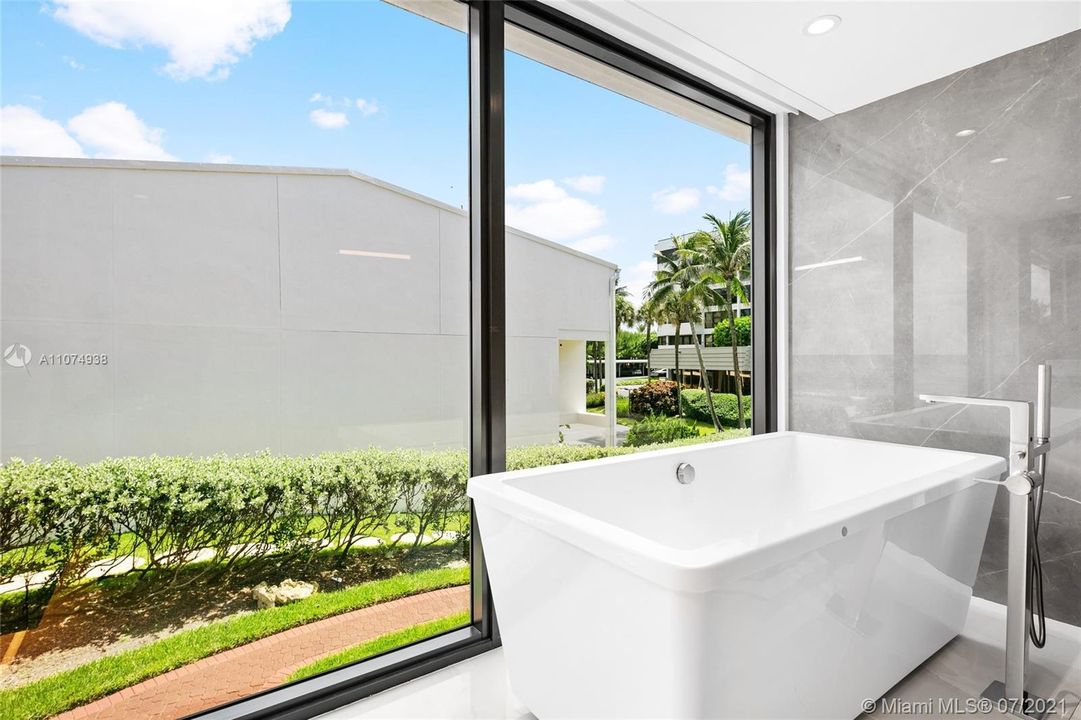Recently Sold: $2,950,000 (3 beds, 3 baths, 2677 Square Feet)