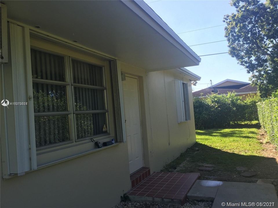 Recently Rented: $1,500 (2 beds, 1 baths, 808 Square Feet)