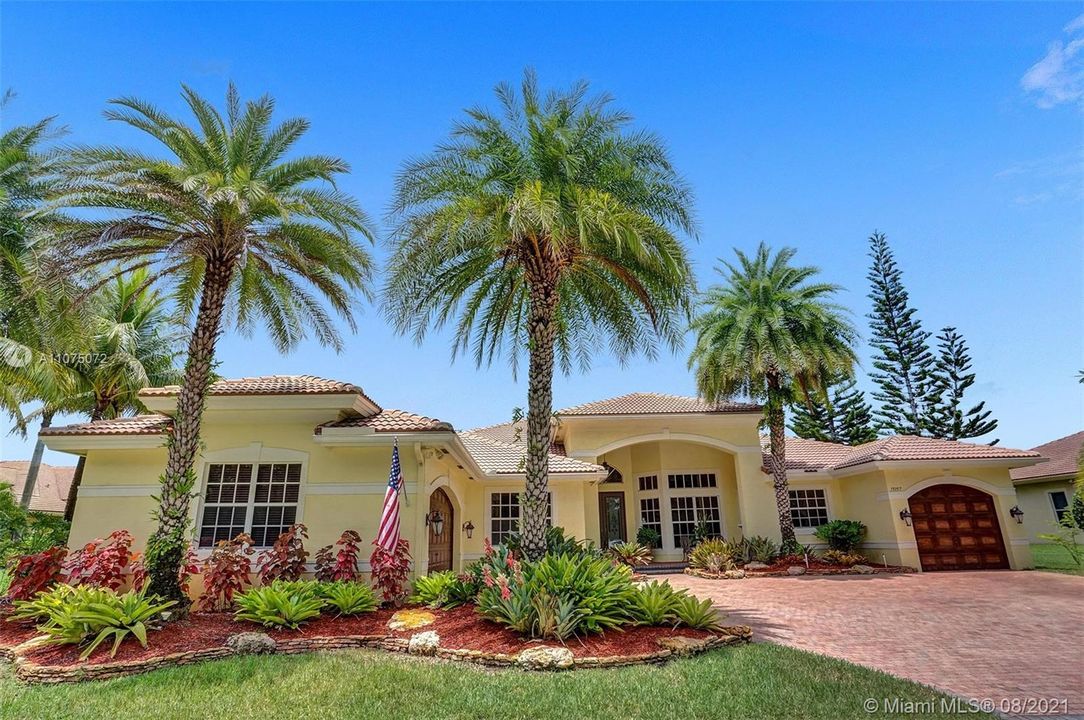 Recently Sold: $1,350,000 (5 beds, 4 baths, 4635 Square Feet)