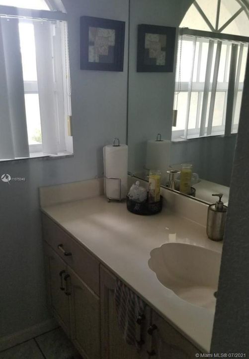 最近租的: $800 (1 贝兹, 1 浴室, 2449 平方英尺)