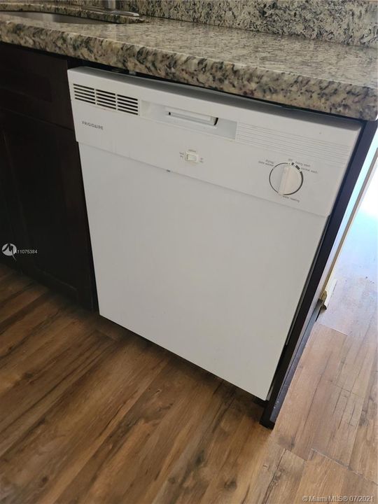 Recently Sold: $144,900 (2 beds, 1 baths, 752 Square Feet)