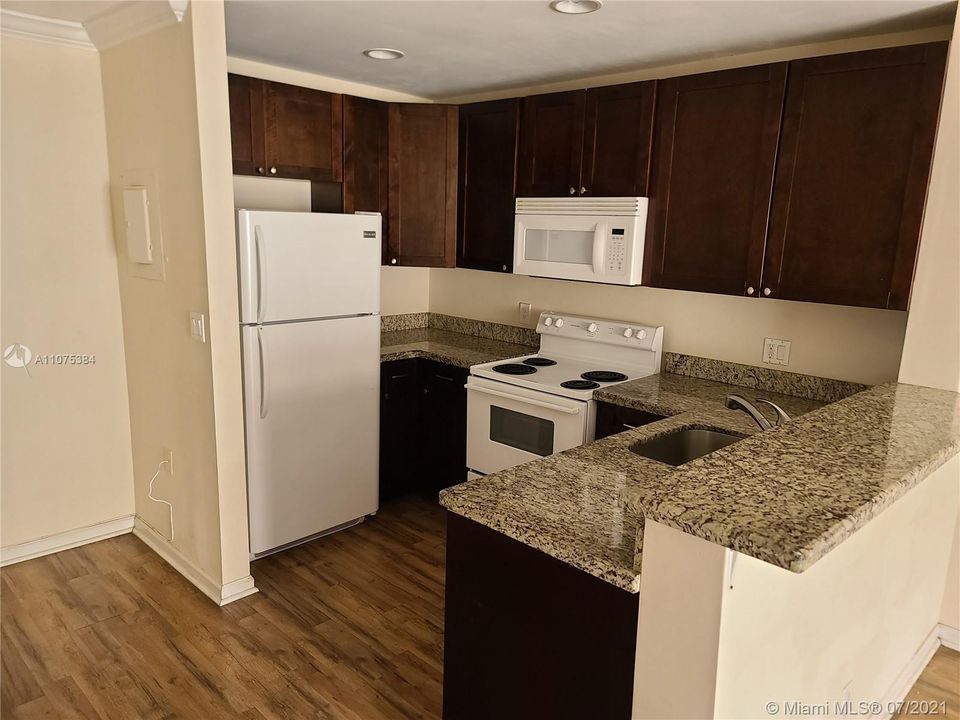 Recently Sold: $144,900 (2 beds, 1 baths, 752 Square Feet)