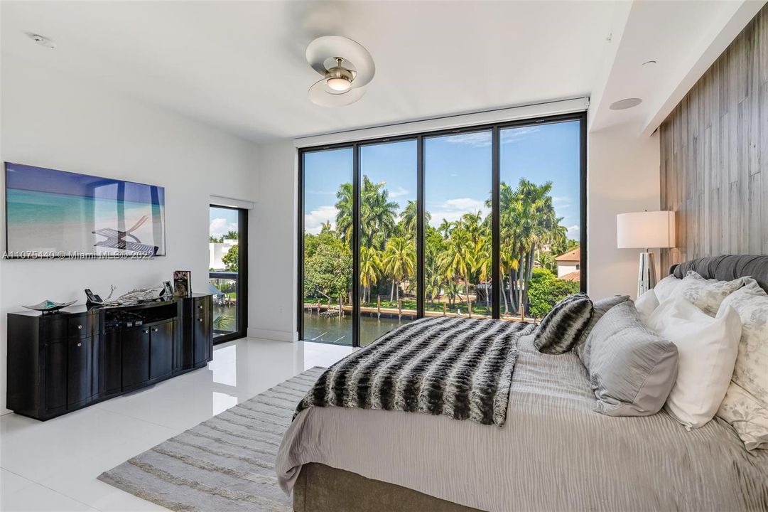 Recently Sold: $1,817,500 (3 beds, 2 baths, 2590 Square Feet)