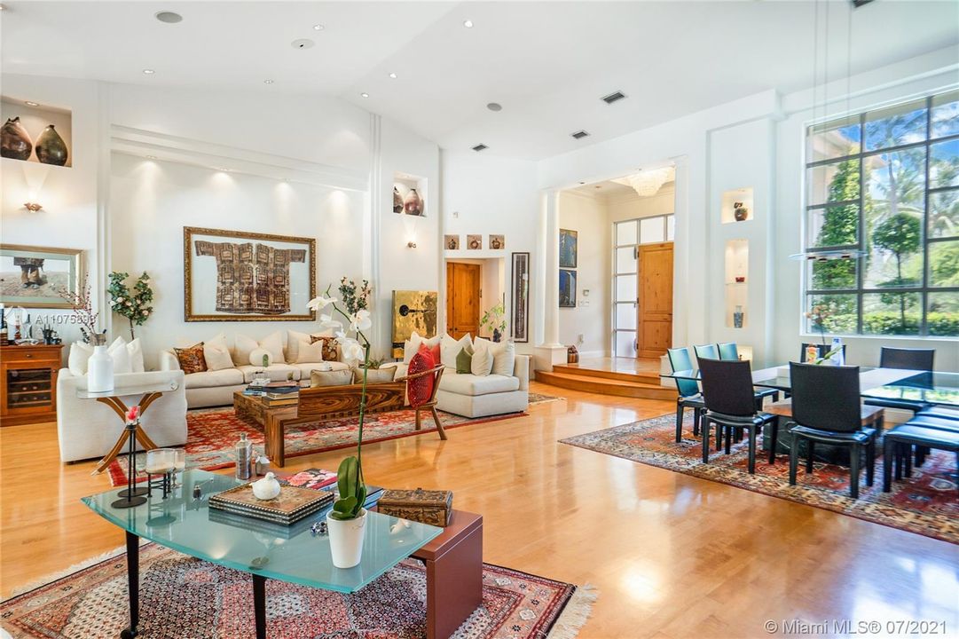 Recently Sold: $4,750,000 (5 beds, 4 baths, 4162 Square Feet)