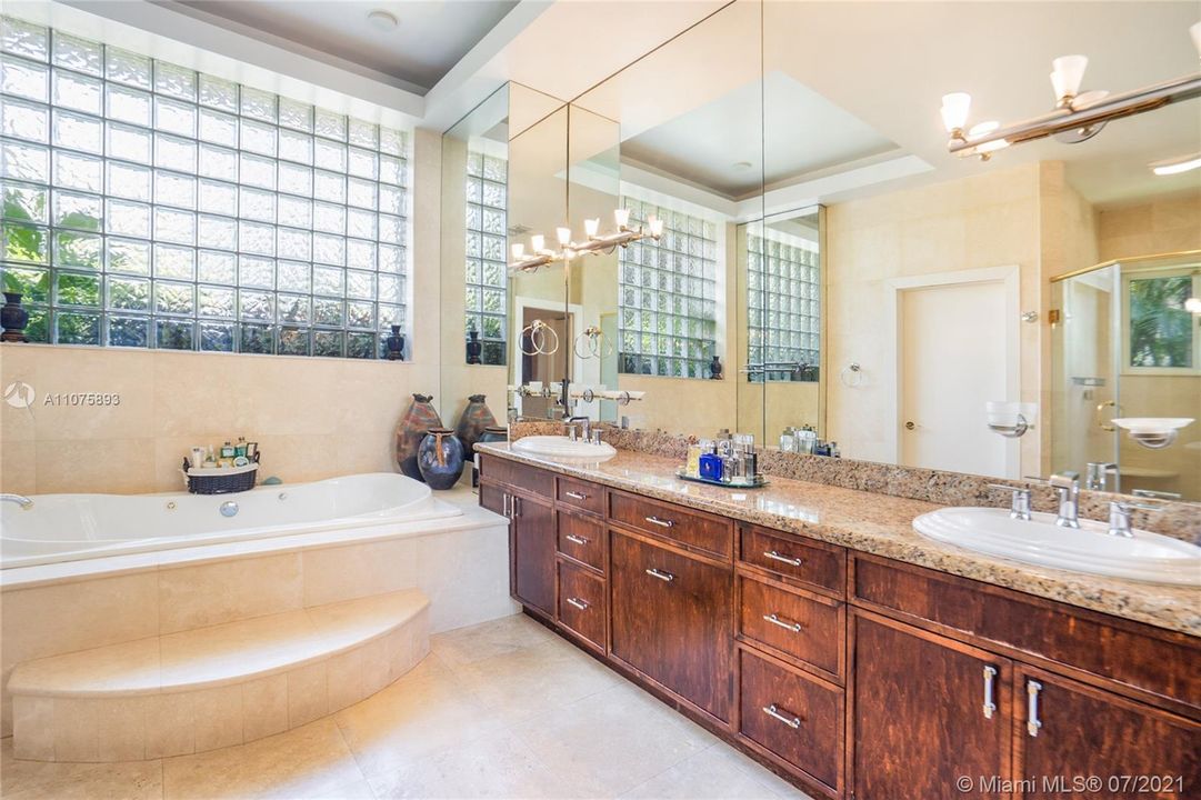 Недавно продано: $4,750,000 (5 спален, 4 ванн, 4162 Квадратных фут)