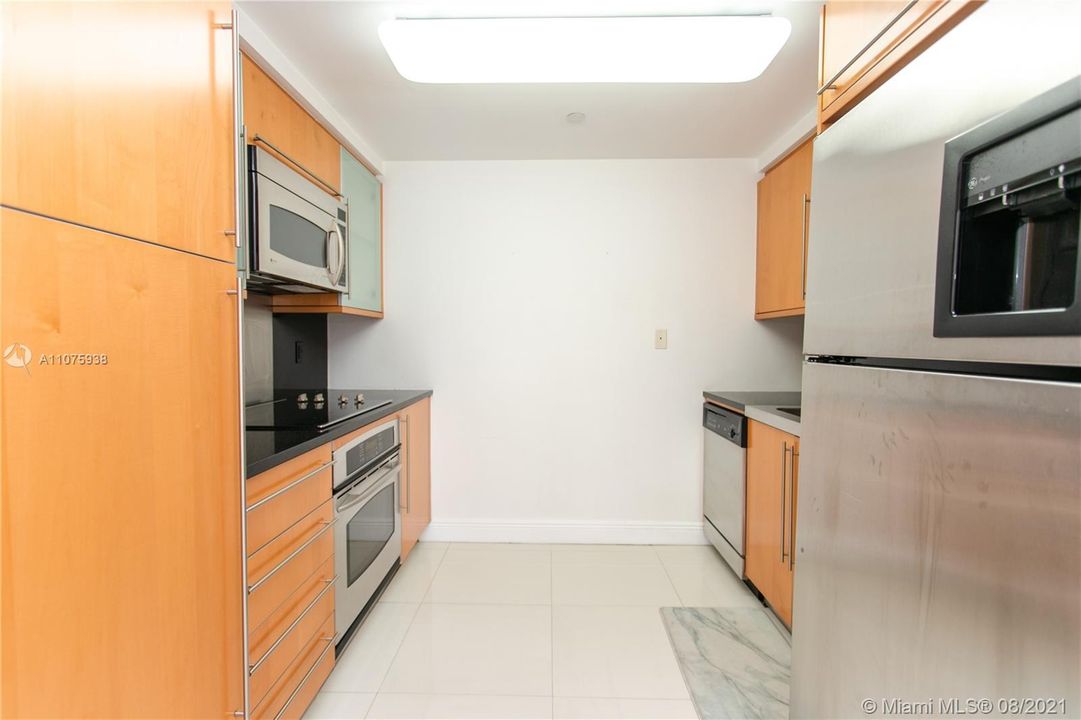 Recently Rented: $3,500 (1 beds, 1 baths, 808 Square Feet)