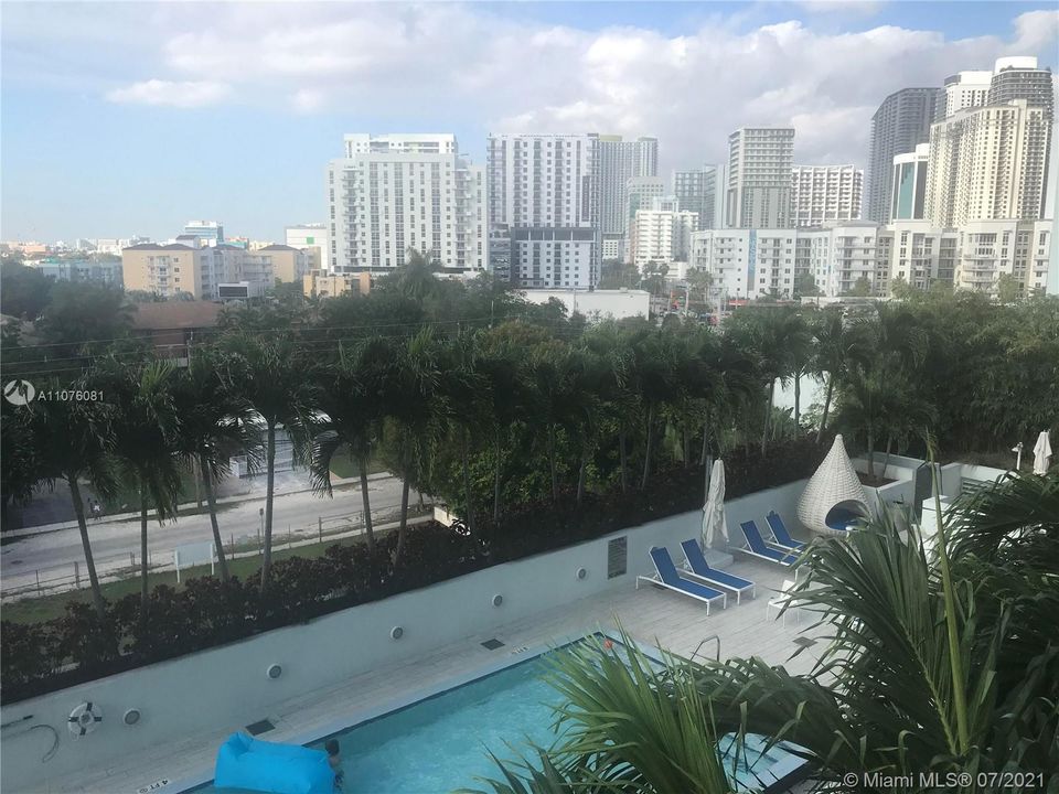 North View - Miami Skyline and Swimming Pool
