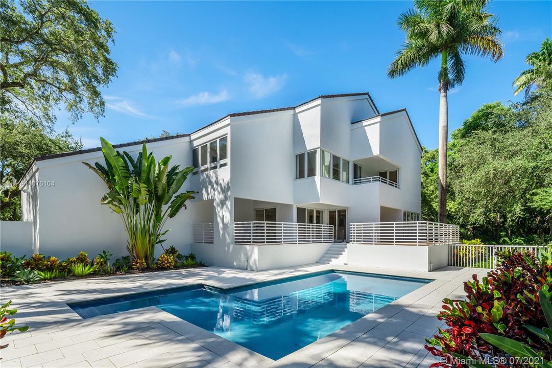 Recently Sold: $4,995,000 (5 beds, 6 baths, 5297 Square Feet)