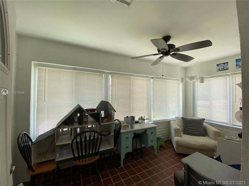 Недавно продано: $309,933 (2 спален, 1 ванн, 961 Квадратных фут)