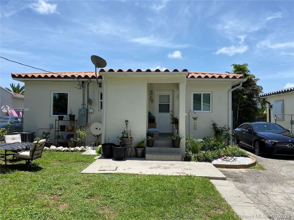 Recently Sold: $309,933 (2 beds, 1 baths, 961 Square Feet)