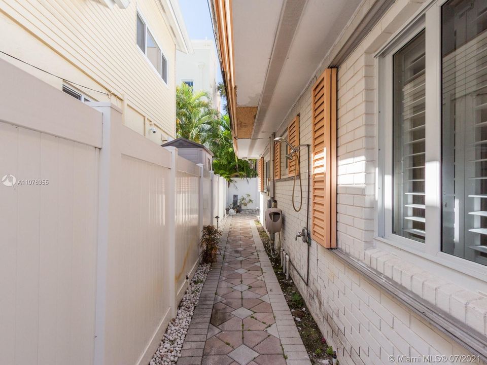 Recently Sold: $950,000 (3 beds, 2 baths, 1140 Square Feet)