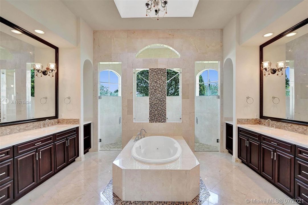 最近售出: $2,300,000 (5 贝兹, 6 浴室, 4872 平方英尺)
