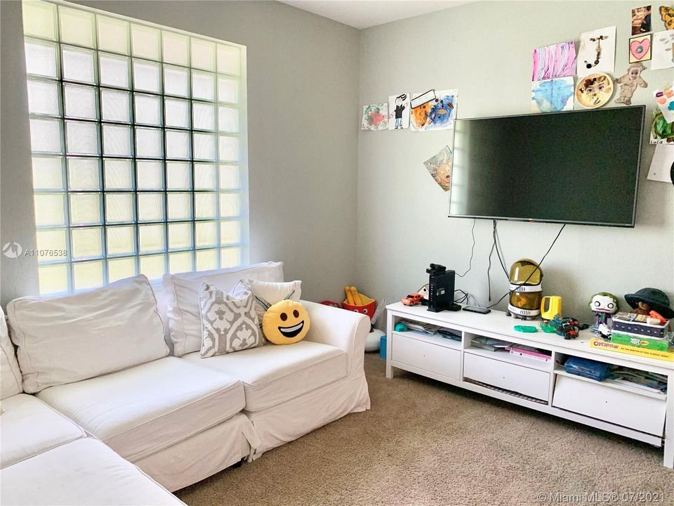 LARGE Bonus Room (Bedroom/Den/Office/Playroom)