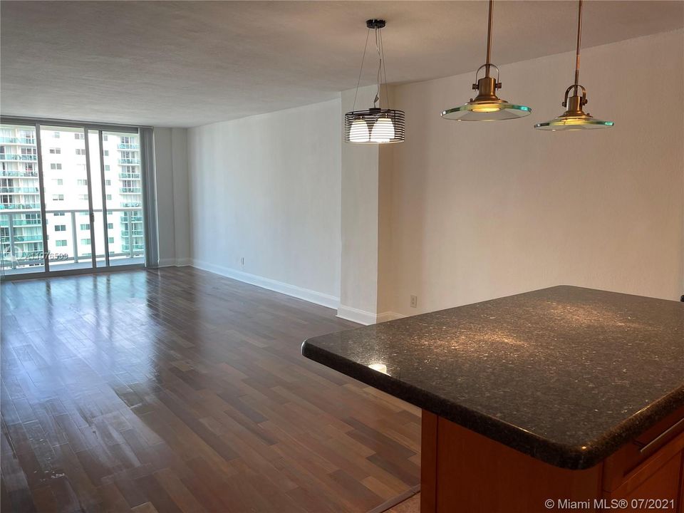 Recently Rented: $2,399 (1 beds, 1 baths, 1000 Square Feet)