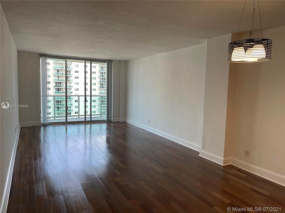 Recently Rented: $2,399 (1 beds, 1 baths, 1000 Square Feet)