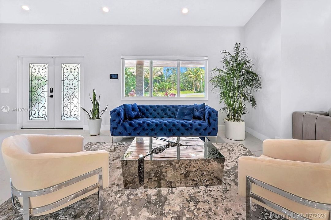Recently Sold: $1,900,000 (5 beds, 4 baths, 5371 Square Feet)