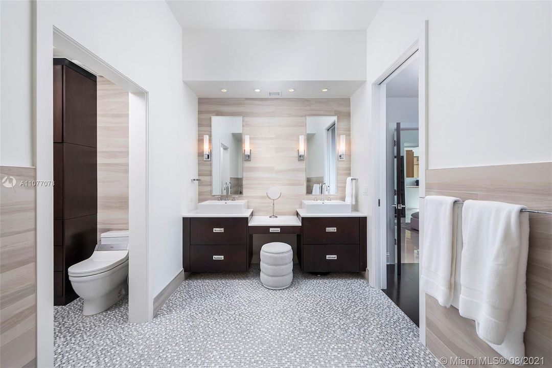 Recently Sold: $3,627,000 (2 beds, 2 baths, 1606 Square Feet)