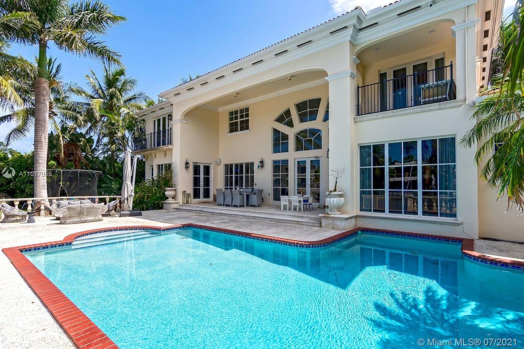 Recently Sold: $7,000,000 (6 beds, 5 baths, 4807 Square Feet)