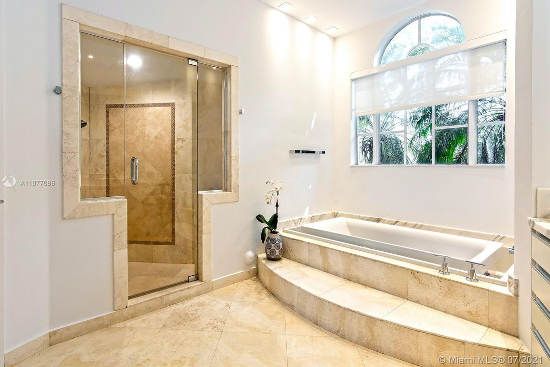 Недавно продано: $7,000,000 (6 спален, 5 ванн, 4807 Квадратных фут)
