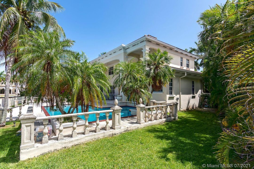 Recently Sold: $7,000,000 (6 beds, 5 baths, 4807 Square Feet)