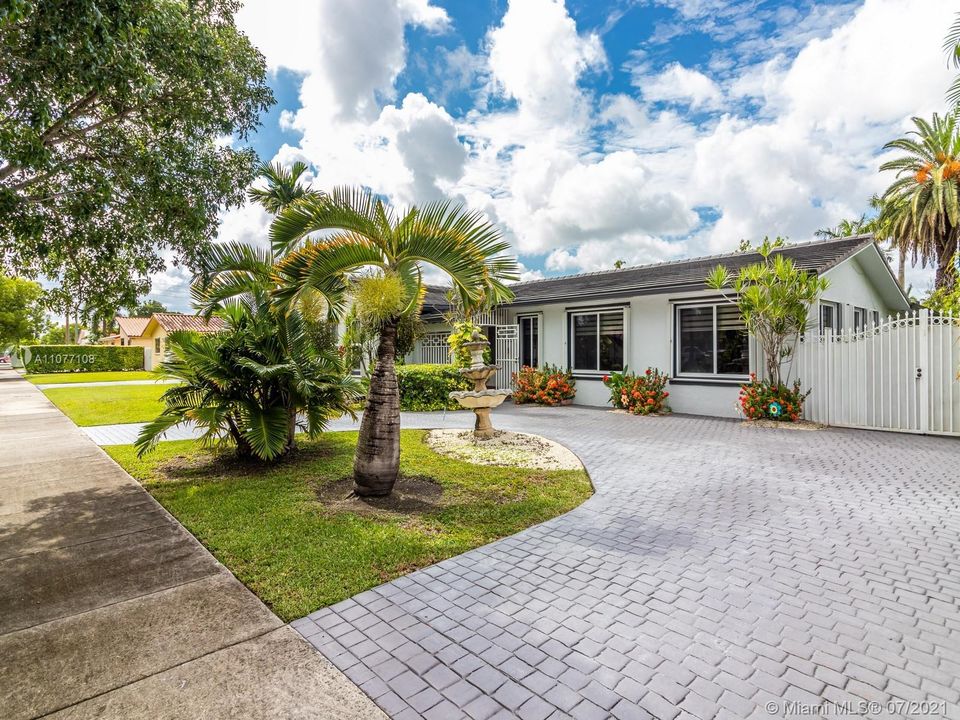 Recently Sold: $745,000 (4 beds, 3 baths, 2568 Square Feet)