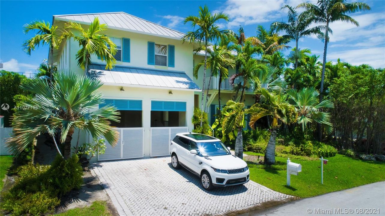 Vendido Recientemente: $3,850,000 (5 camas, 5 baños, 3774 Pies cuadrados)