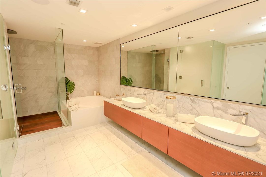最近租的: $45,000 (3 贝兹, 4 浴室, 3992 平方英尺)