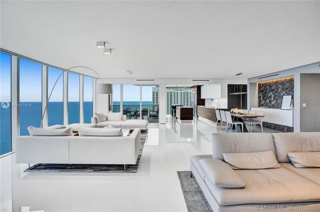 Recently Sold: $3,095,000 (4 beds, 5 baths, 3945 Square Feet)