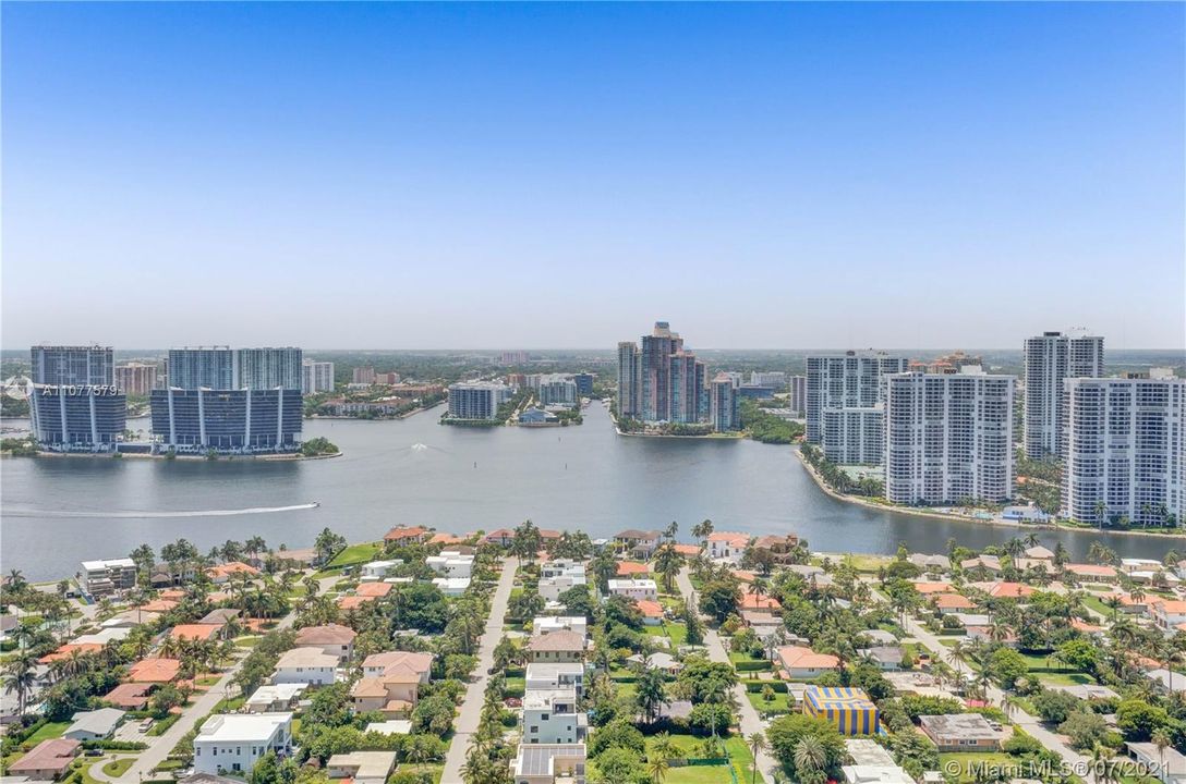 Recently Sold: $3,095,000 (4 beds, 5 baths, 3945 Square Feet)
