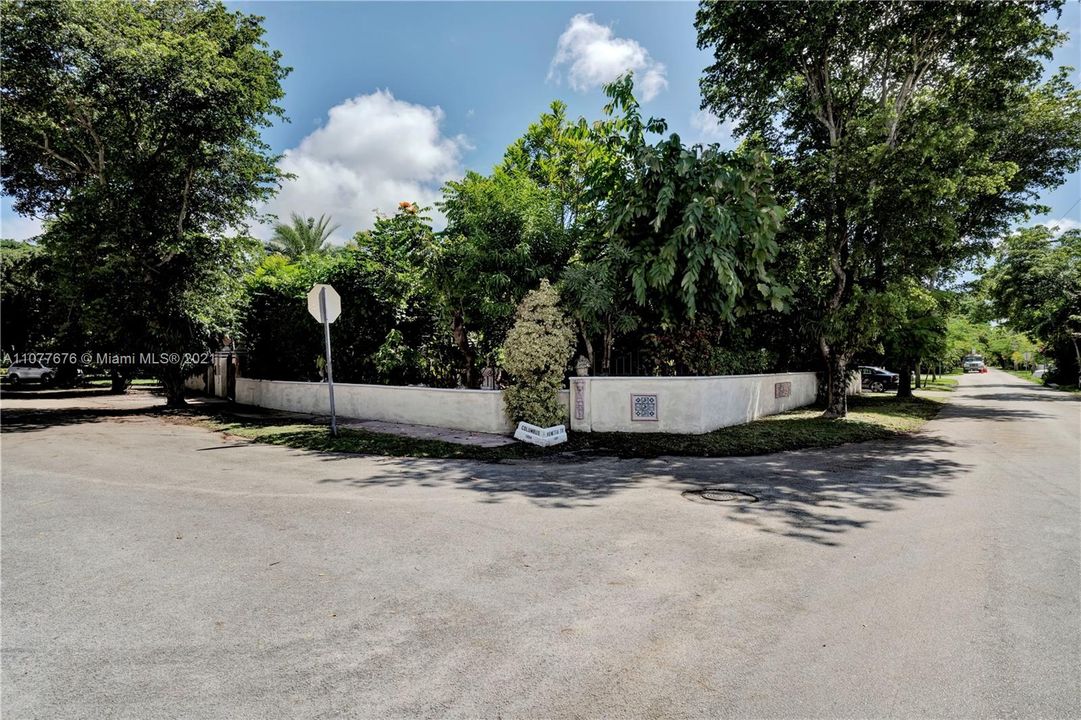 Recently Sold: $1,300,000 (6 beds, 5 baths, 1797 Square Feet)