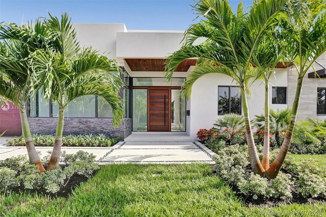 Recently Sold: $3,000,000 (4 beds, 3 baths, 2272 Square Feet)