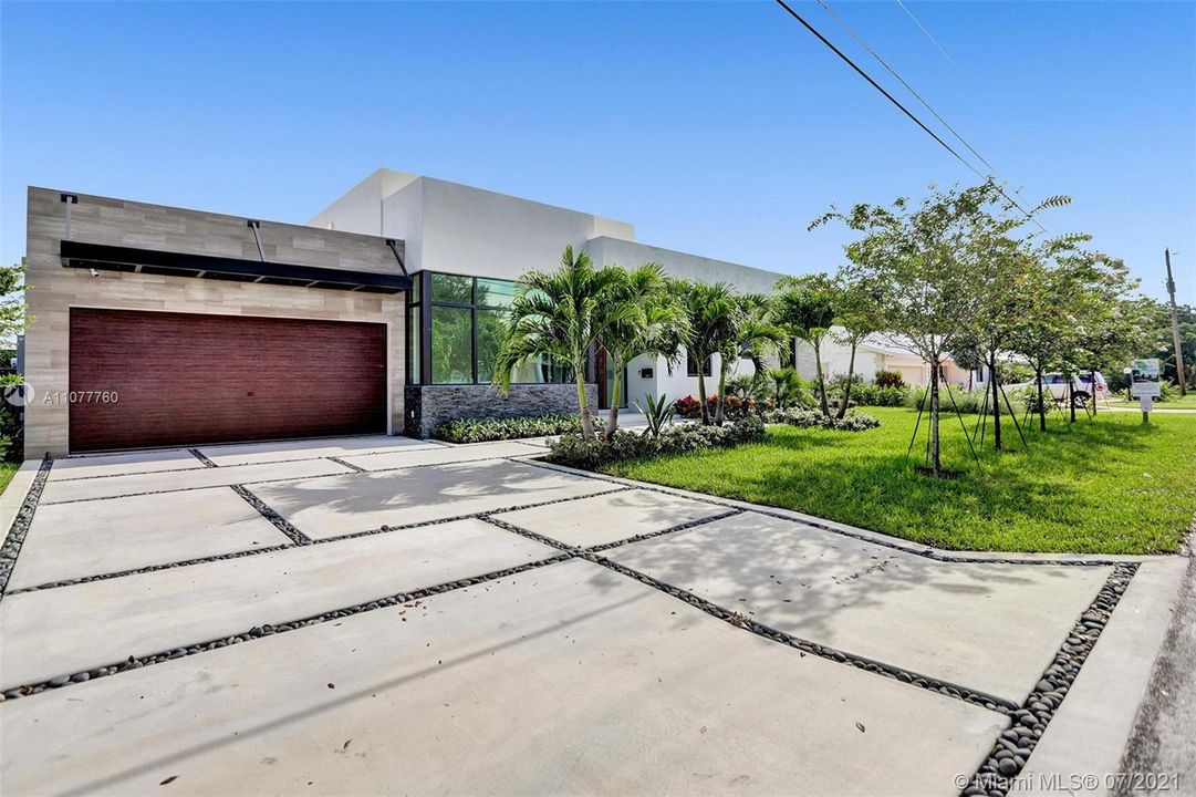 Recently Sold: $3,000,000 (4 beds, 3 baths, 2272 Square Feet)