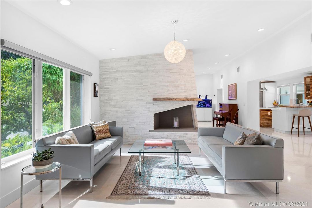 Recently Sold: $2,595,000 (5 beds, 4 baths, 4562 Square Feet)