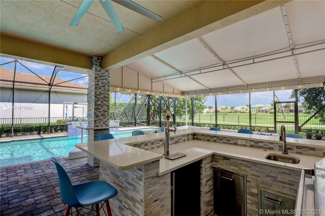 Vendido Recientemente: $2,775,000 (6 camas, 5 baños, 4844 Pies cuadrados)