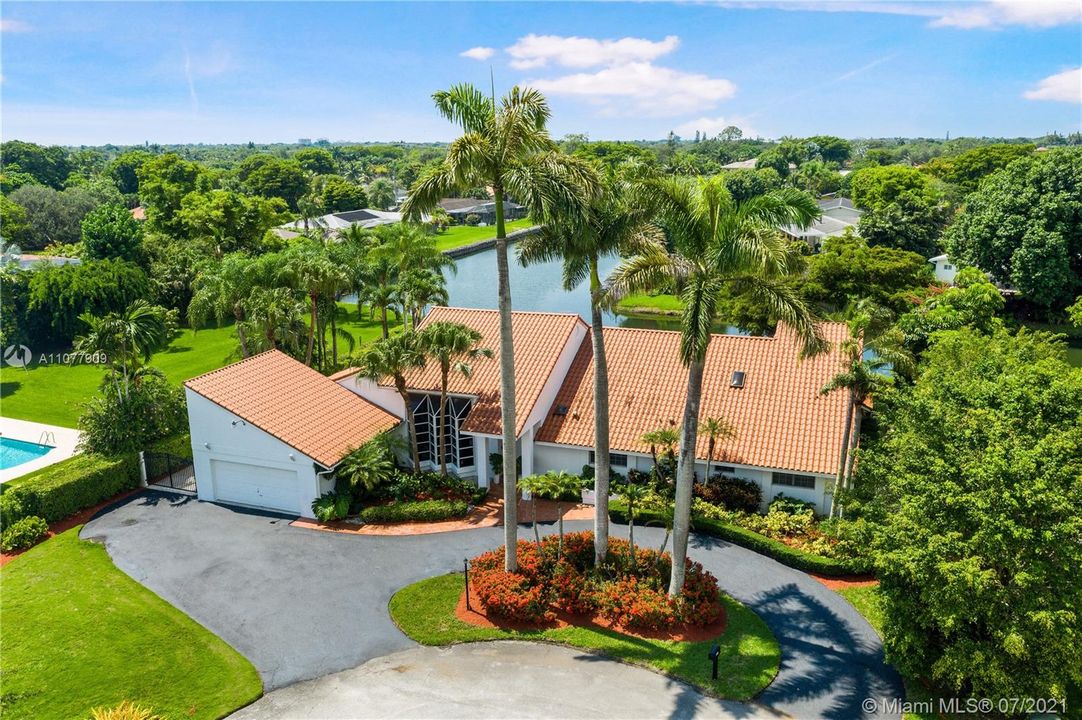 Recently Sold: $2,275,000 (5 beds, 4 baths, 3242 Square Feet)