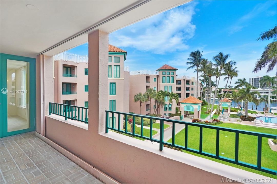 Recently Sold: $837,000 (2 beds, 2 baths, 1524 Square Feet)