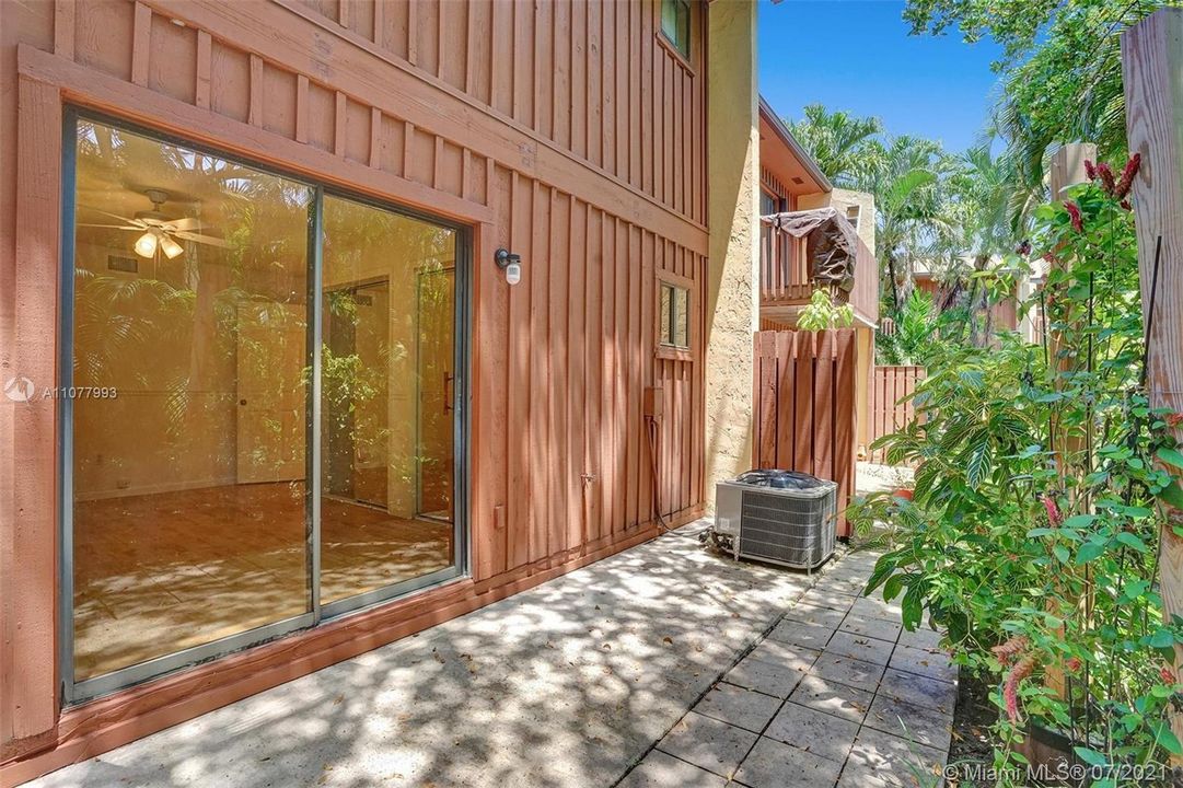 Недавно продано: $299,000 (2 спален, 2 ванн, 1290 Квадратных фут)