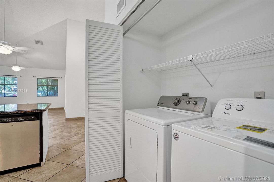 Недавно продано: $299,000 (2 спален, 2 ванн, 1290 Квадратных фут)