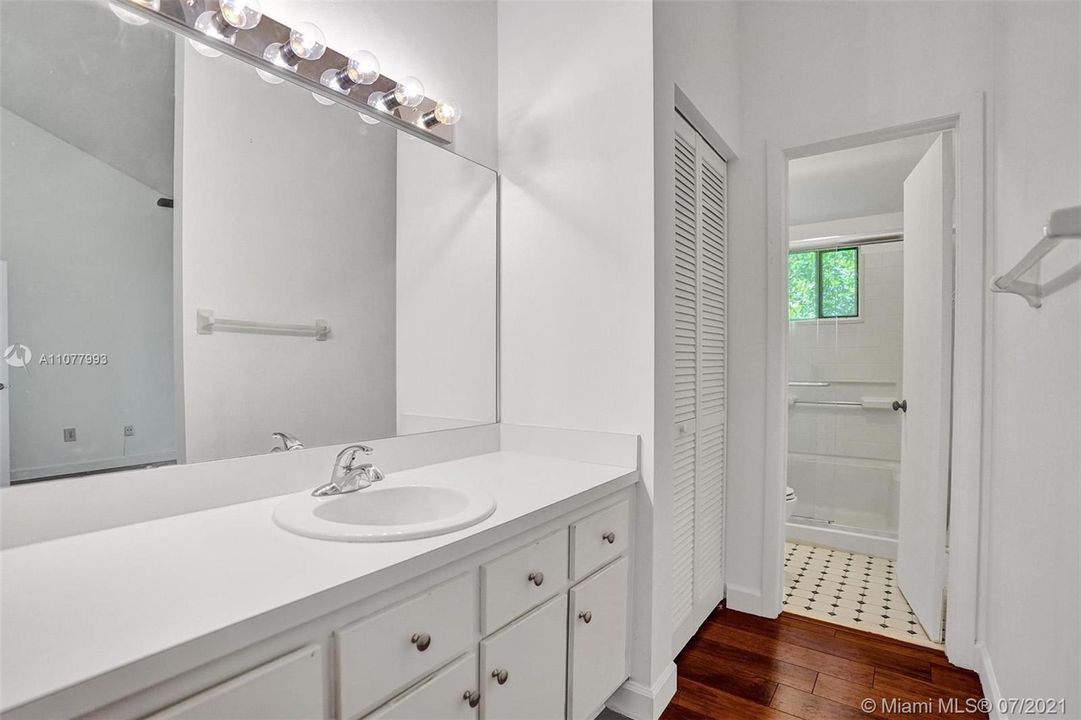 Недавно продано: $299,000 (2 спален, 2 ванн, 1290 Квадратных фут)