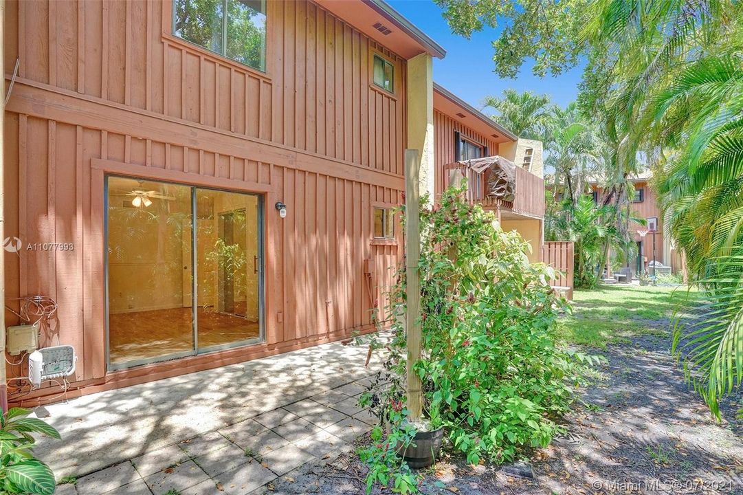 Недавно продано: $299,000 (2 спален, 2 ванн, 1290 Квадратных фут)